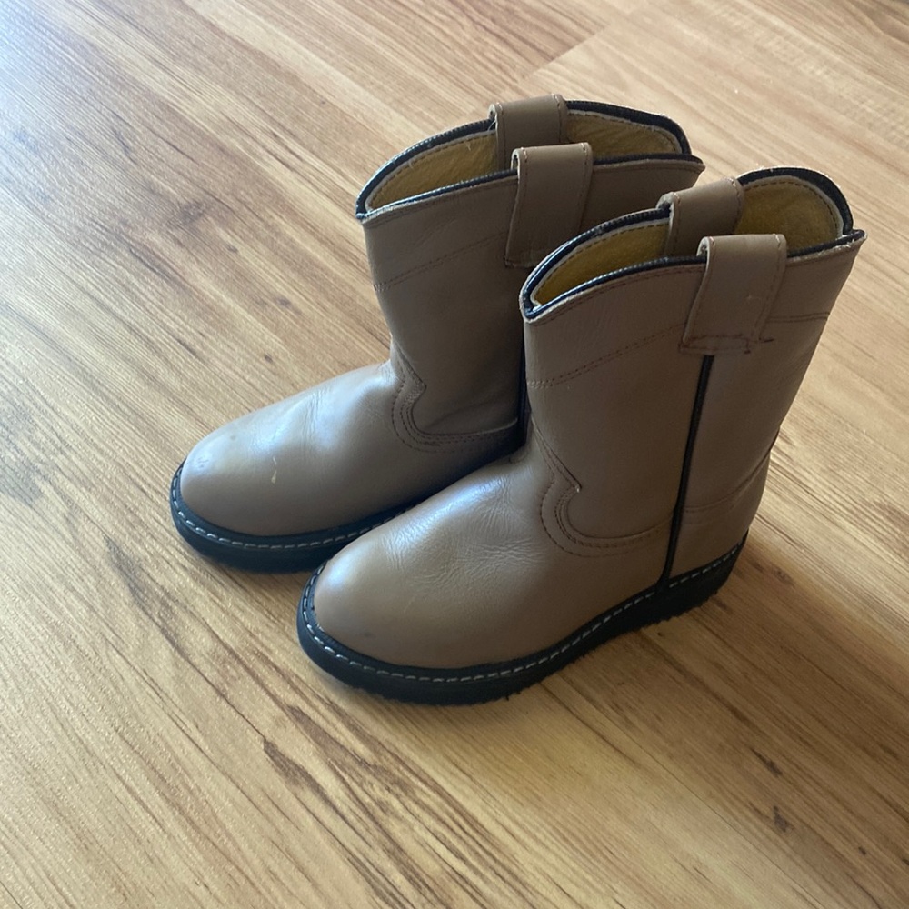 Cute tan brown boots.